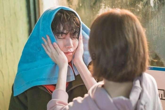 浇花的漂亮女孩